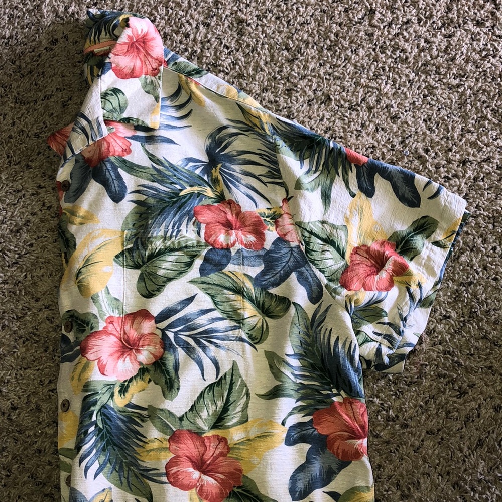 Short sleeve Caribbean floral button down w/pocket